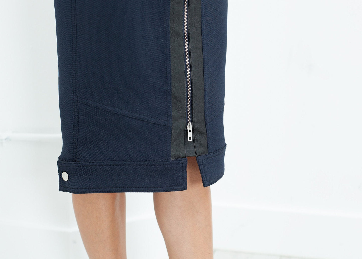 Contrast Zipper Skirt in Navy (6707096977502)