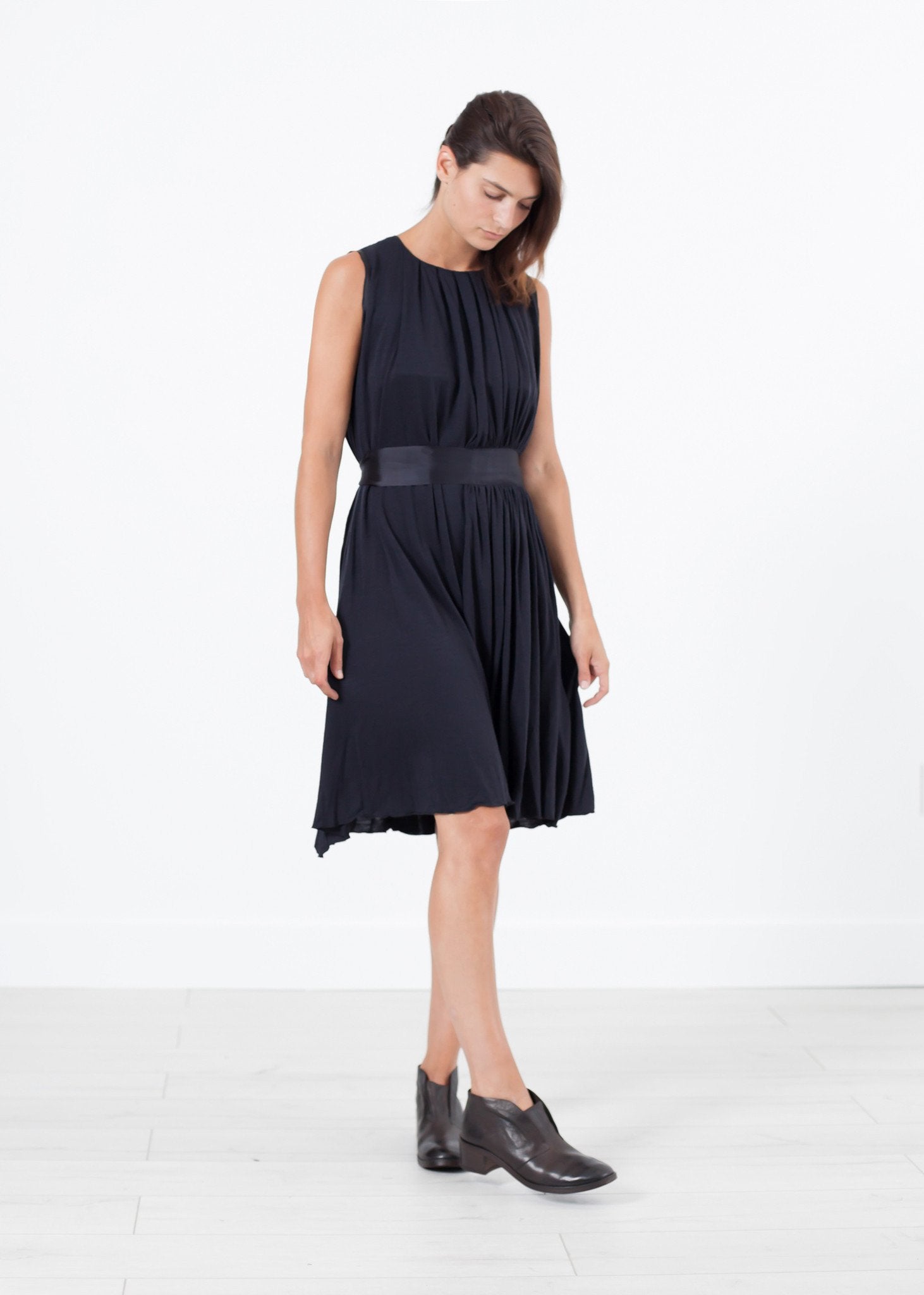 Sleeveless Pleated Dress in Navy (6707103236190)