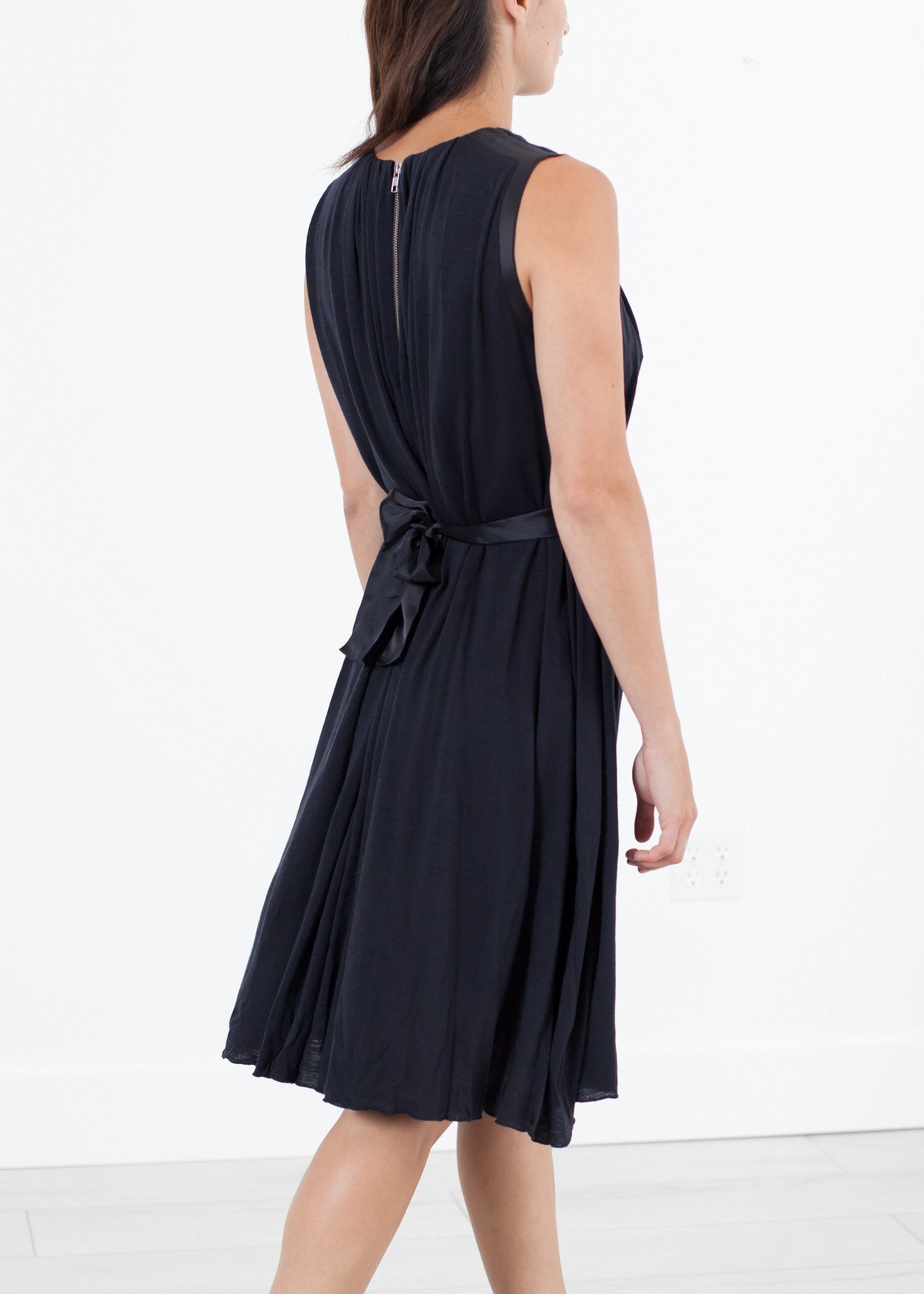 Sleeveless Pleated Dress in Navy (6707103236190)