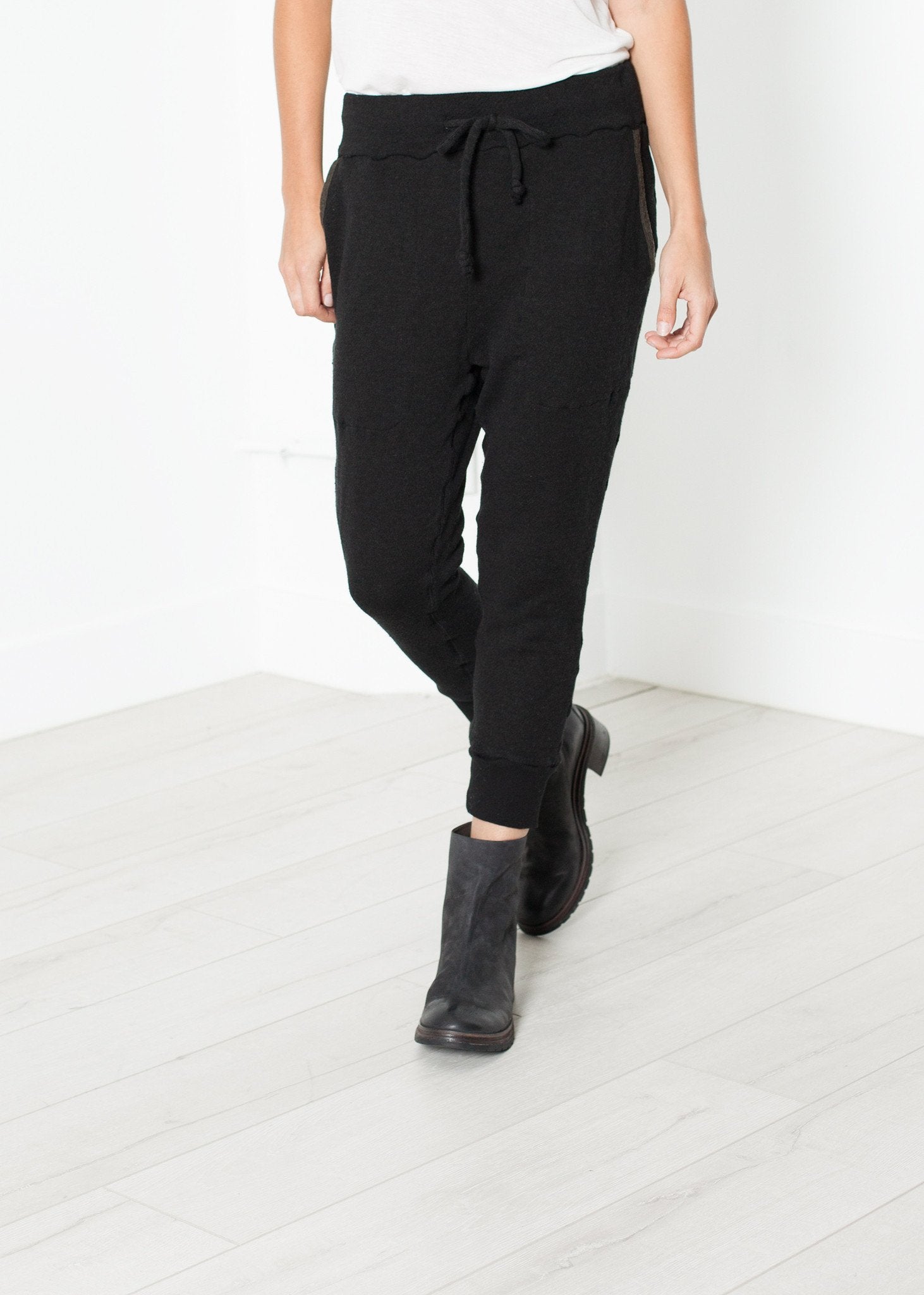 Highsoft Cropped Sweat in Black (6707099402334)