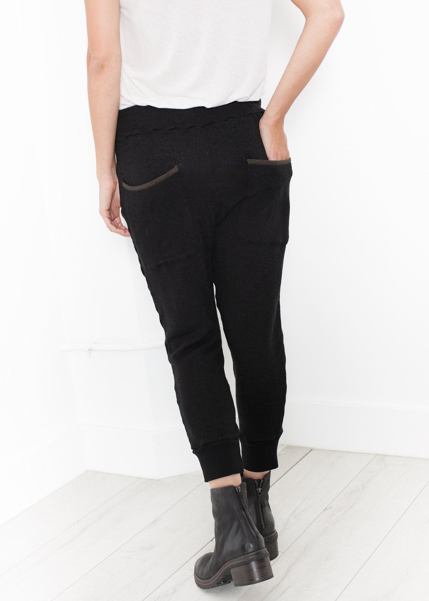 Highsoft Cropped Sweat in Black (6707099402334)