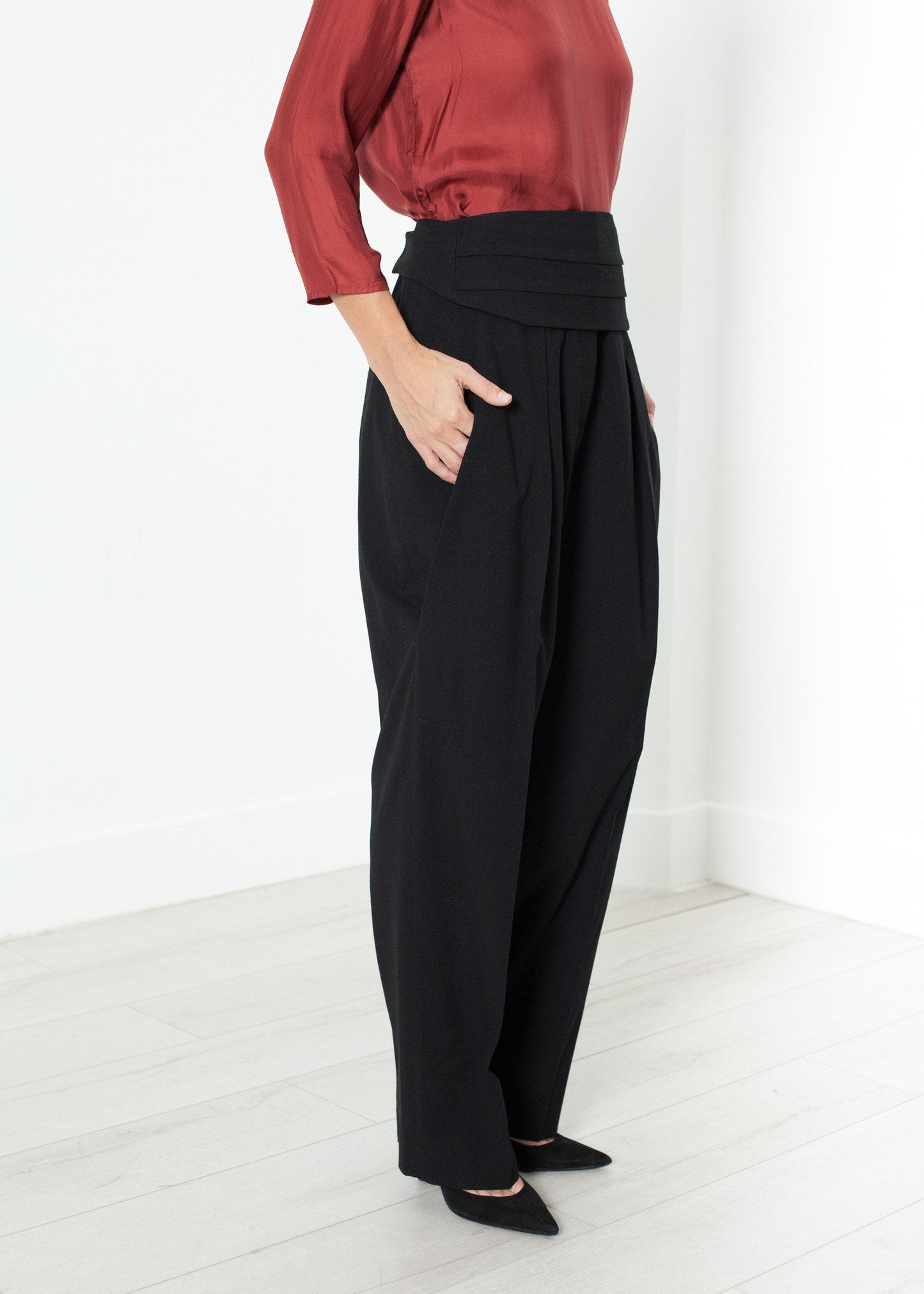 Pleated Waistband Trouser in Black (6707096715358)